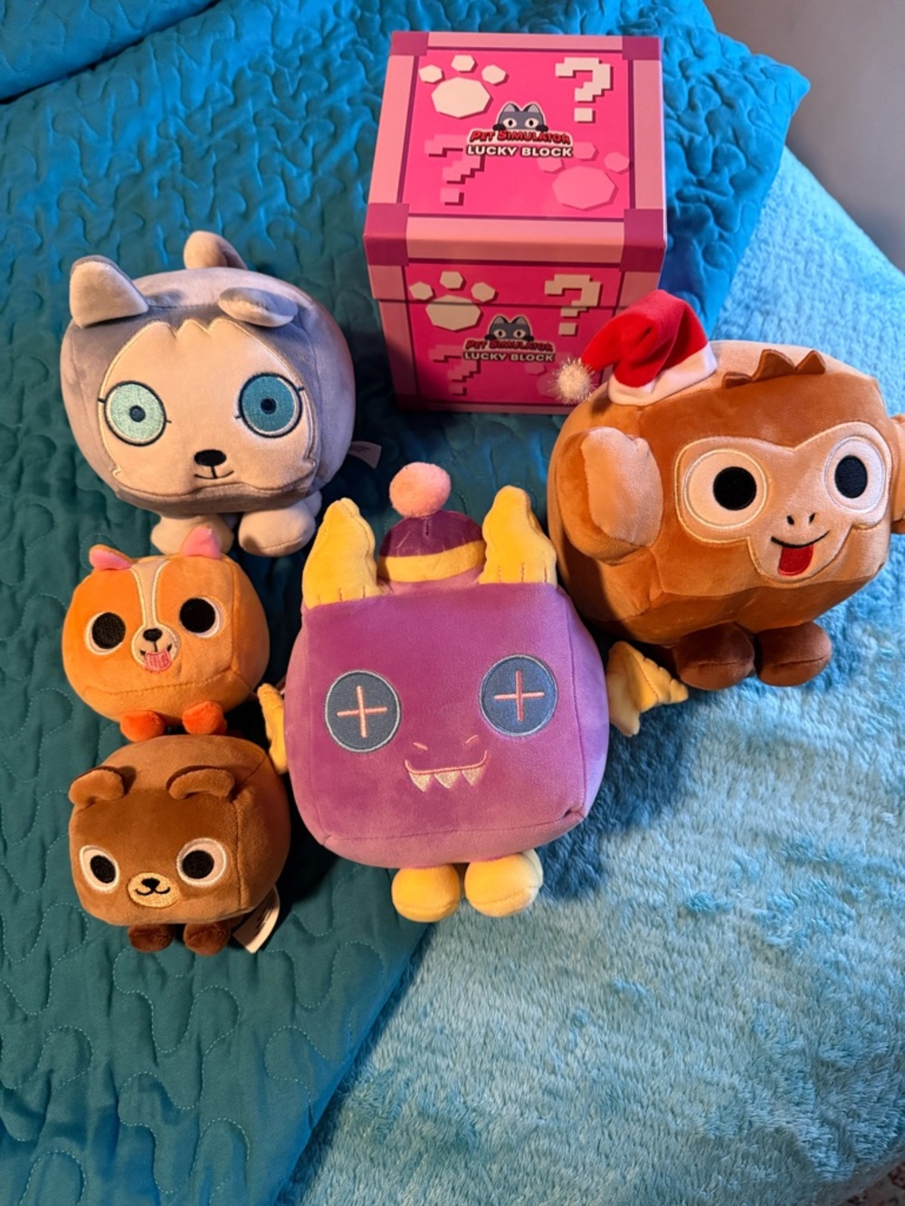 Pet simulator plushies- 2 mini, 3 mid and 1 key chain
